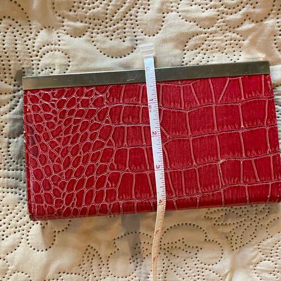 Red faux crocodile leather clutch - Picture 12 of 13
